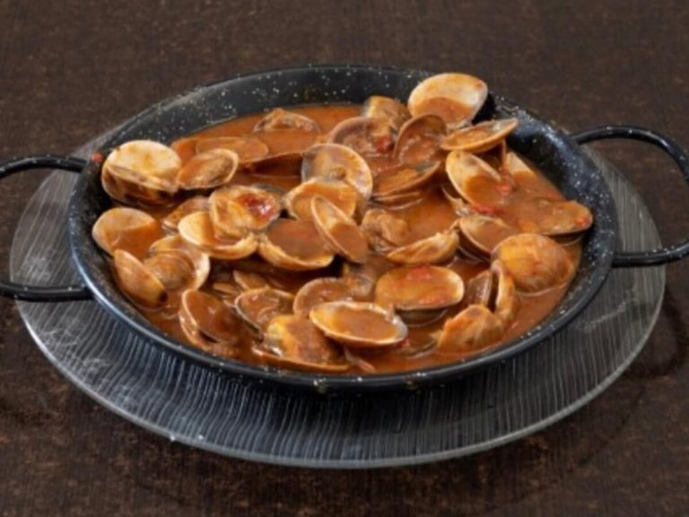 Plato de tapa almejas en Reus