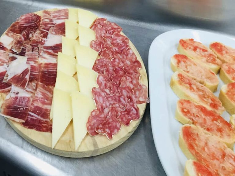 Plato de tapa de embutidos en Reus
