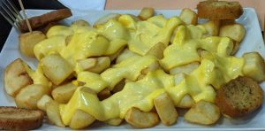 Plato de tapa de patatas bravas en Reus